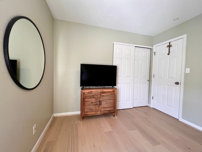 Building Photo - 3 bed 2.5 bath Located in the Heart of The Hill