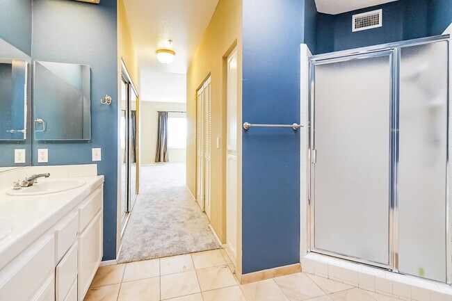 Building Photo - PENTHOUSE-STYLE UNIT IN SIGNAL HILL  w/180 degree Views 3Br/2Ba $3750mo