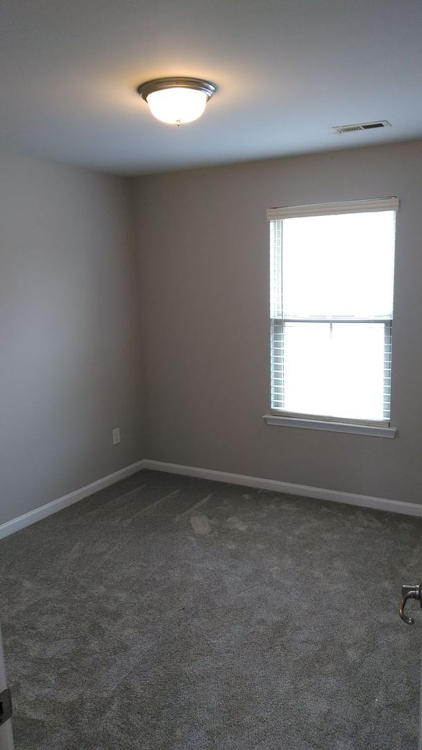 Building Photo - Like New Townhome in Stallings!