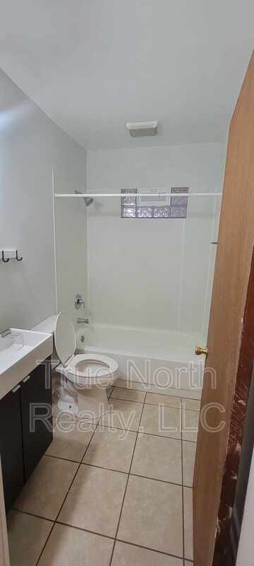 Building Photo - 1683 1/2 Oak Street