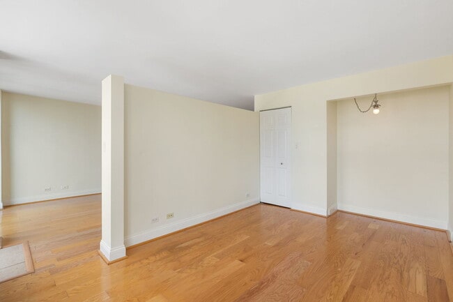 Building Photo - 450 W Briar Pl