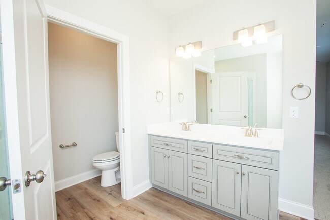 Building Photo - 2BR/2BA - Beautiful condo on River Road - ...