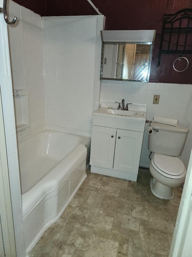 Building Photo - 2 bedroom 1 bath home