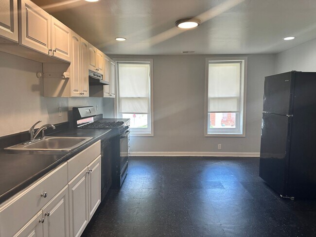 Building Photo - Spacious, Corner Home, Central Air, W/D Hook-Up! Available Now!