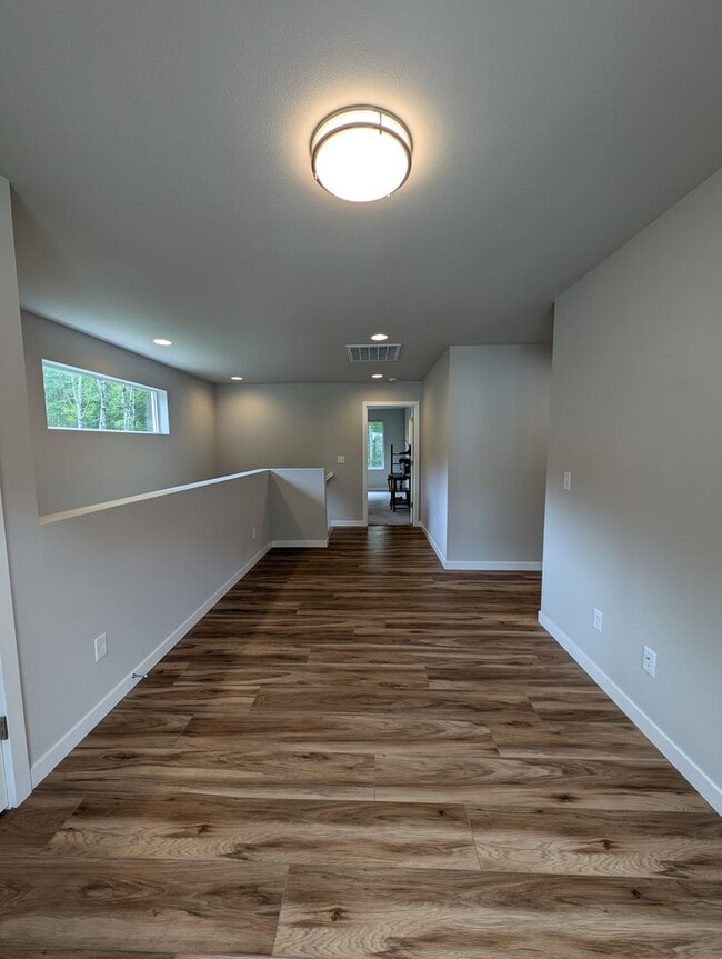 Building Photo - Pristine Bremerton 3 Bedroom Home AVAILABL...