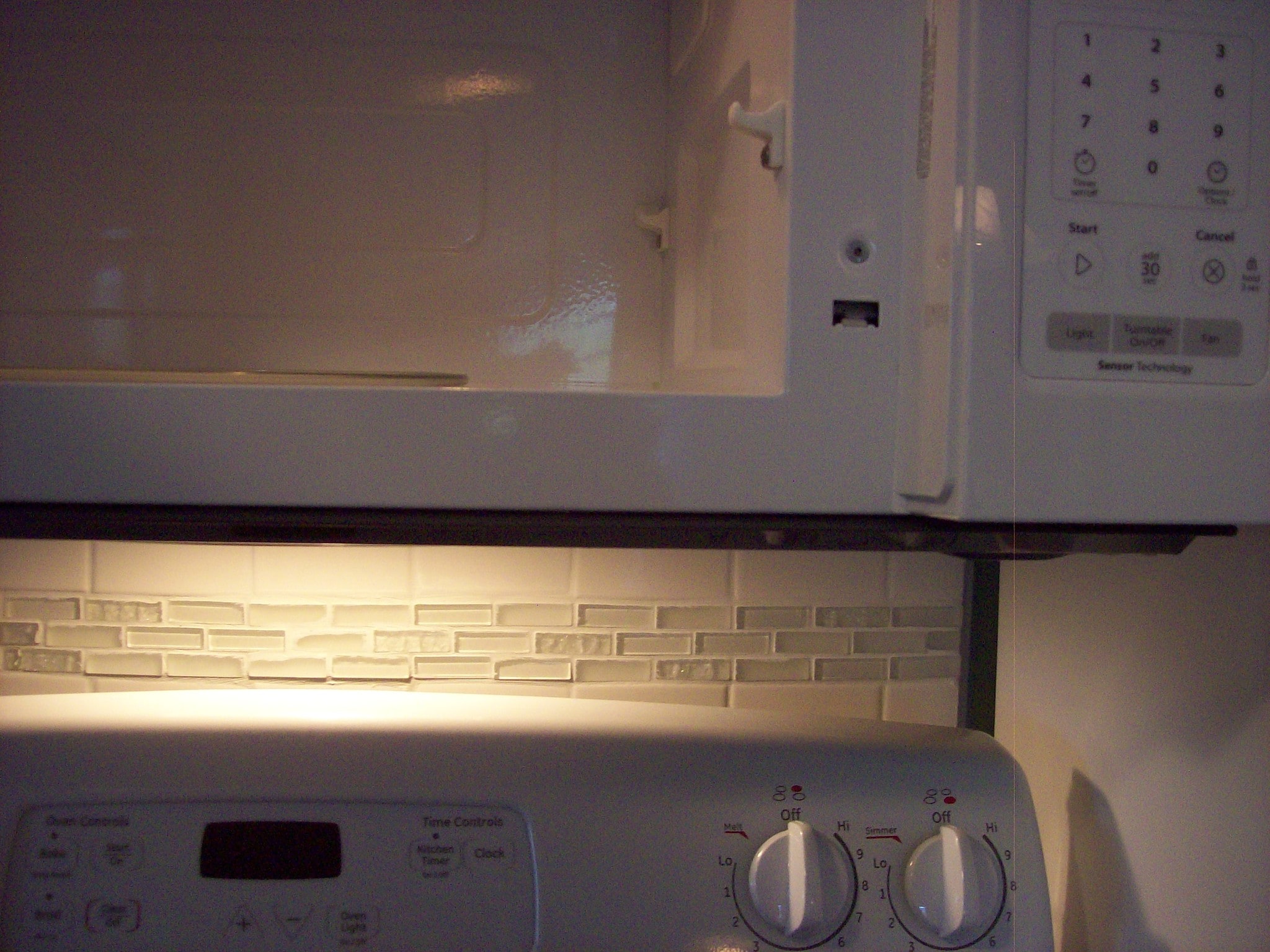 Under cabinet lighting & tiled backsplashes - 1182 Middle Rd
