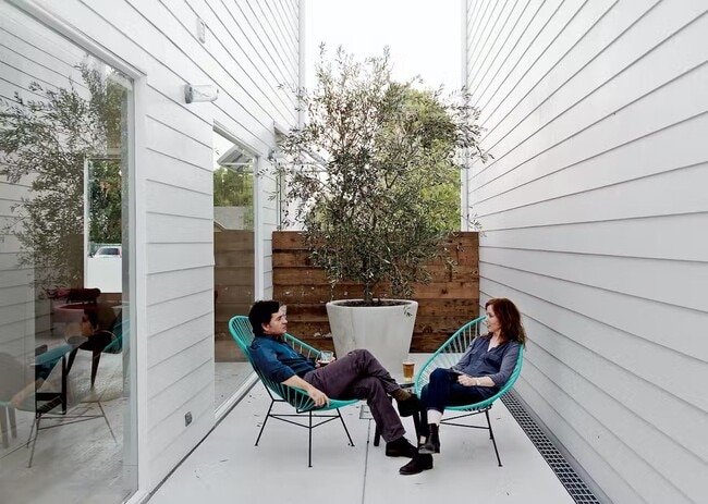 Building Photo - 226 W 25th St