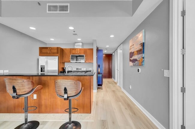 Building Photo - Fully Furnished 2 Bedroom 2 Bath High Rise with Strip Views