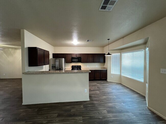 Building Photo - 4 BEDROOM HOME!