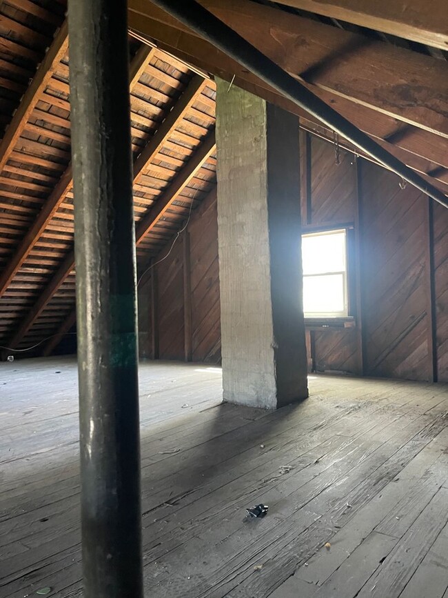 Building Photo - 3 Bedroom 2 full bath home available now.