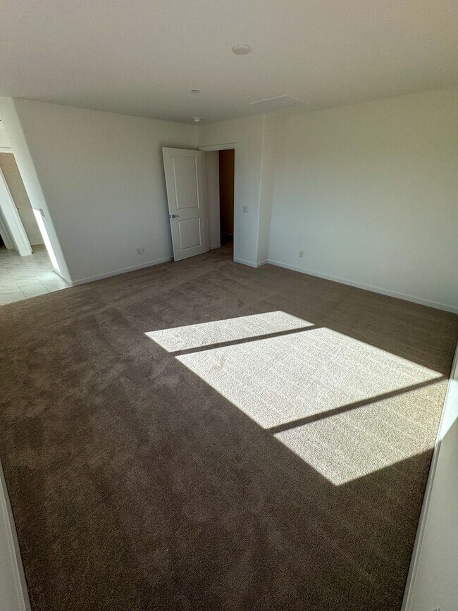 Building Photo - 5 bedroom Murrieta home for LEASE!