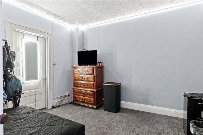 Building Photo - Spacious 3 Bedroom Apartment in Downtown Urbana