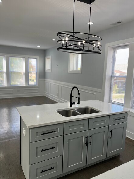 Primary Photo - 5033 W Wabansia Ave