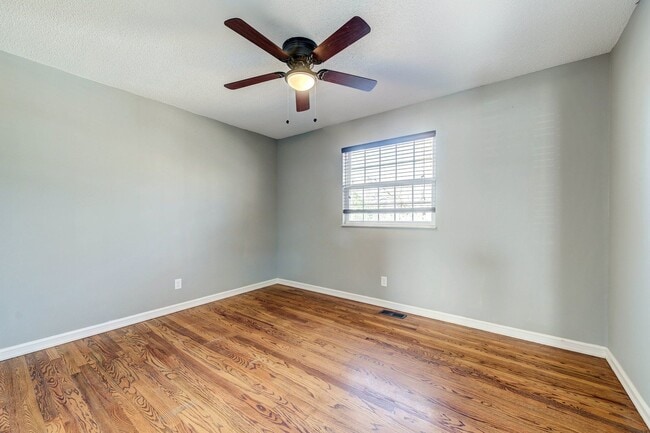 Building Photo - 3633 Shores Dr