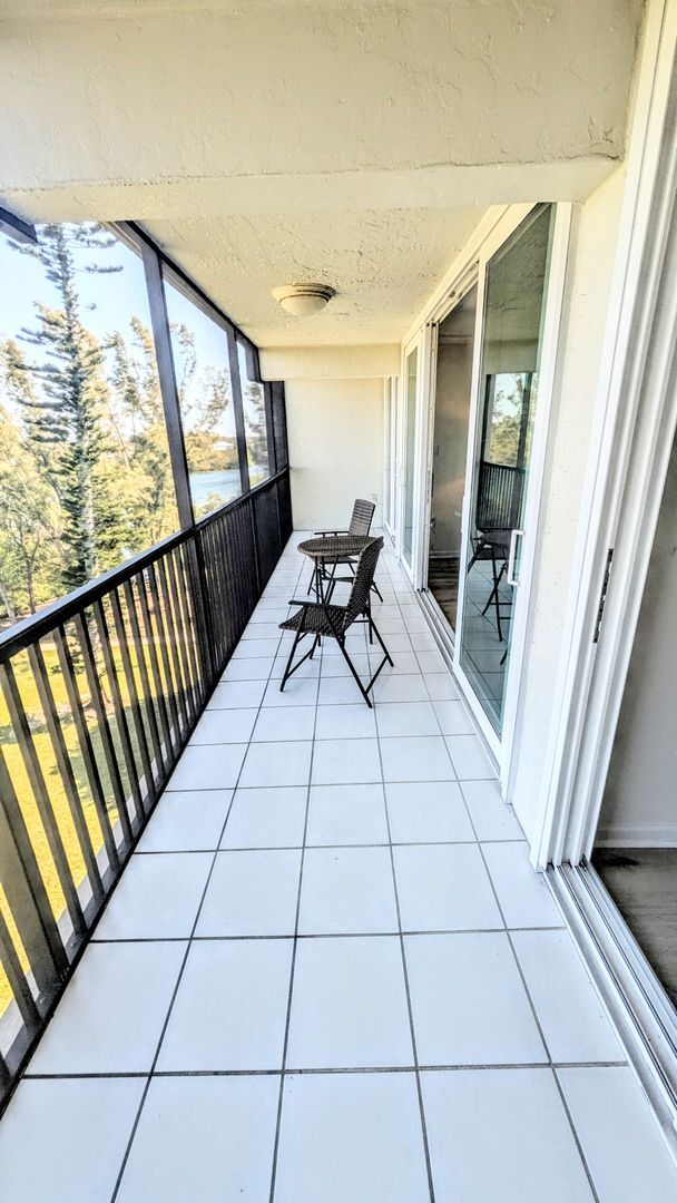 Building Photo - Seasonal/short term 2/2 condo rental with full water view on Longboat Key.