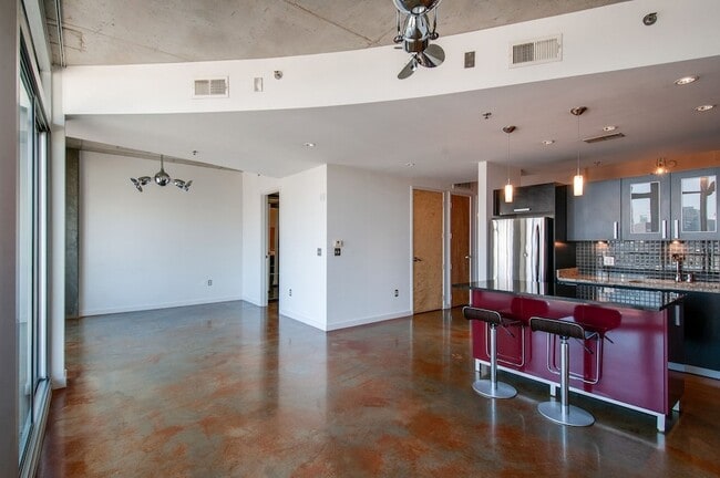 Building Photo - 600 12th Ave S