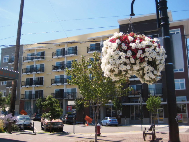 Building Photo - 200 E Maple St