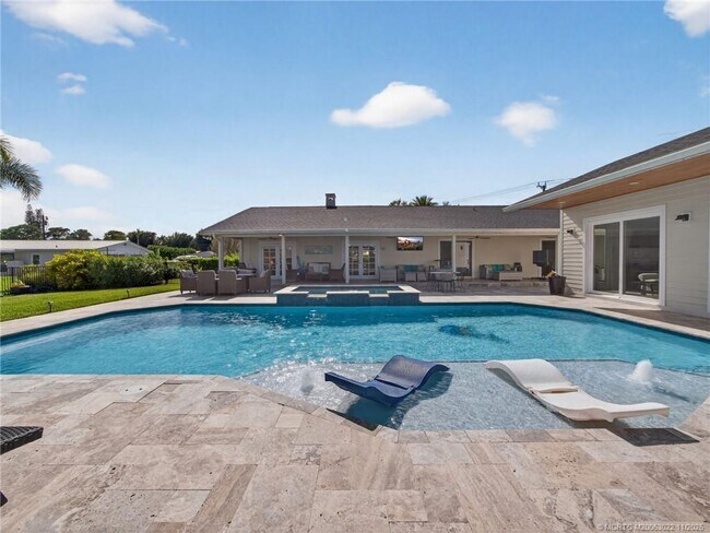 Building Photo - 724 NW Spruce Ridge Dr