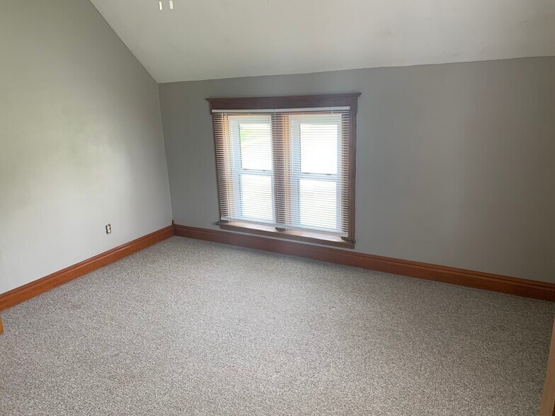 Building Photo - 256 E 5th St