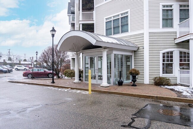 Building Photo - 614 Pond St