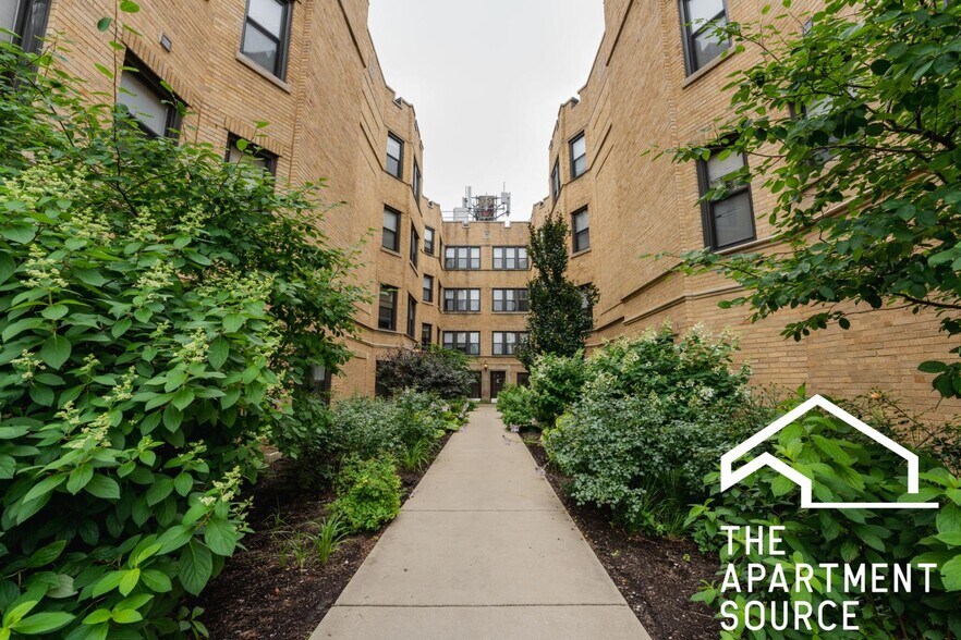 Building Photo - 2803 W Lawrence Ave