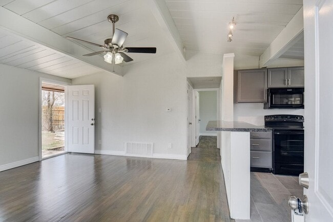 Building Photo - 918 S Arcadia St