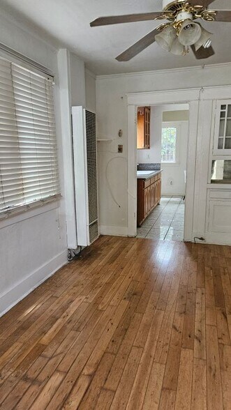 Primary Photo - 244 W 47th Pl