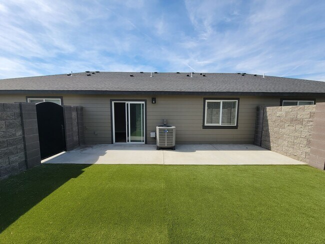Building Photo - 1004 Creer Way