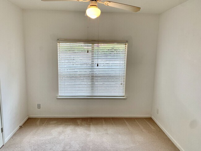 Building Photo - Amazing 1 bedroom, 1 bathroom Condo in Montevista!