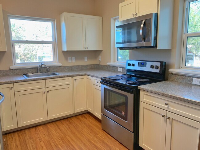 Building Photo - Coming Soon!! 4BR/4BA, downtown apartment. Walk to Flagler College..