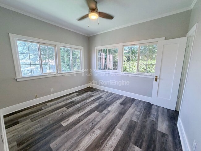 Building Photo - 804 Forest Ave