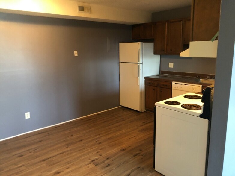 Building Photo - 1120 E 6th St