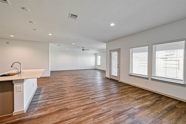 Building Photo - 815 Dahlia Petal Dr