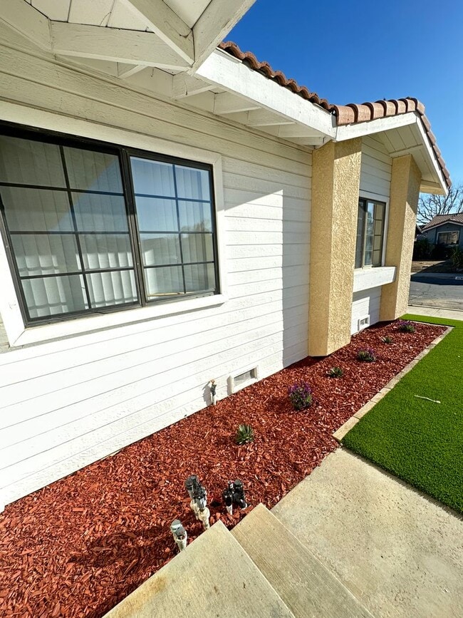 Building Photo - East Palmdale Home in Gated Community