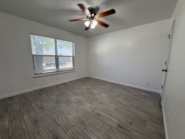 Building Photo - Nice One Story 3 Bedroom 2 Bath Home Backing to a Greenbelt! Near Sea World