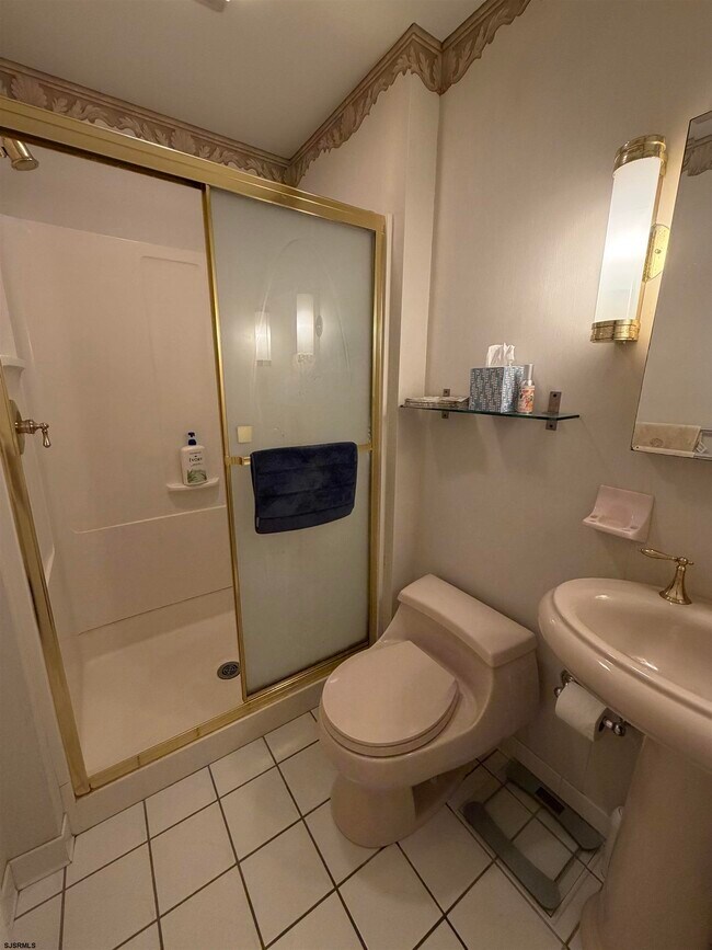 Building Photo - 33 N Gladstone Ave