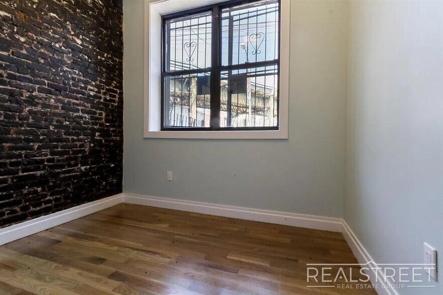 Building Photo - Sunny 3-Bedroom | 1.5 Bath in Prime Ridgewood – Steps to M & L Trains!