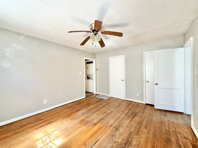 Building Photo - 1006 East Side Dr