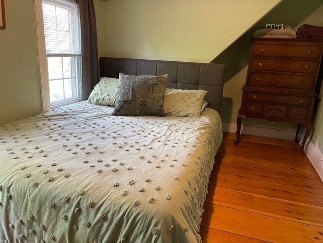 Building Photo - Lovely Tudor Home with convenient in town location