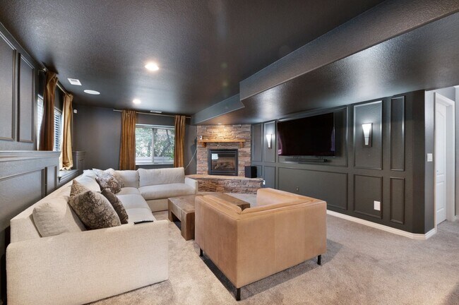 Building Photo - Elegant Mountain-View Retreat in Stone Cro...