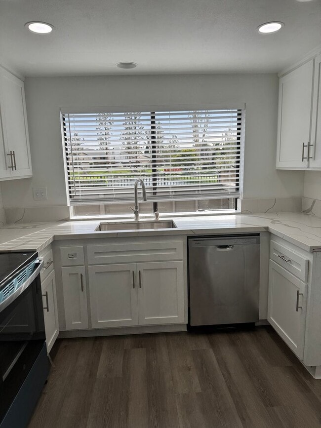 Building Photo - Condo with Amazing Lake View!