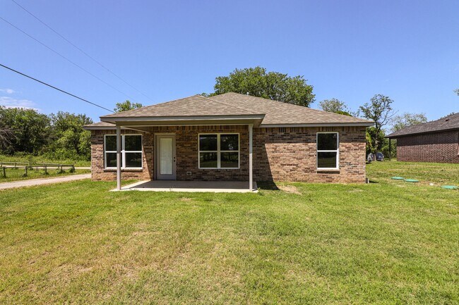 Building Photo - Beautiful new construction with nice amenities with a country feel