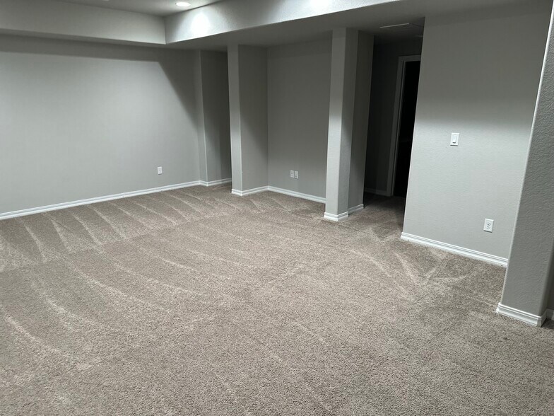 Building Photo - 17451 Leisure Lake Dr