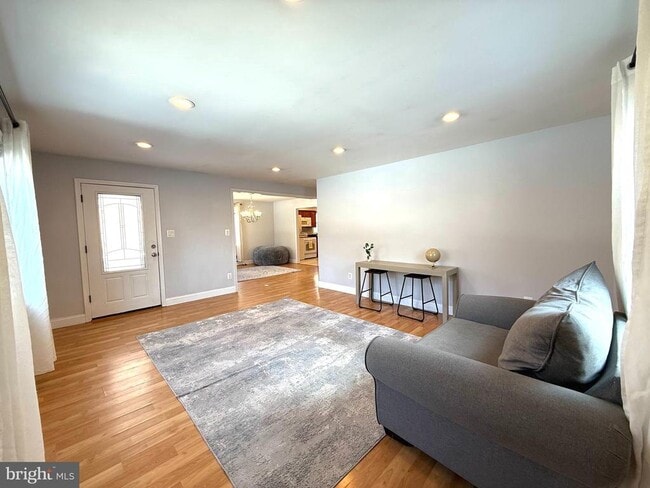 Building Photo - 701 N Vermont St