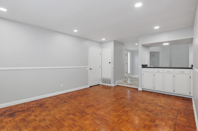 Building Photo - 910 Daisy Ave