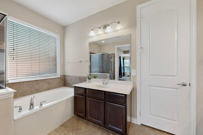 Building Photo - 604 Knightsbridge Ln