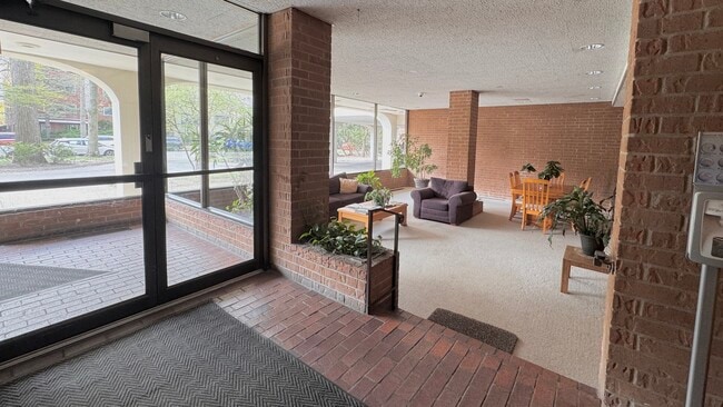 Building Photo - 835 Judson Ave