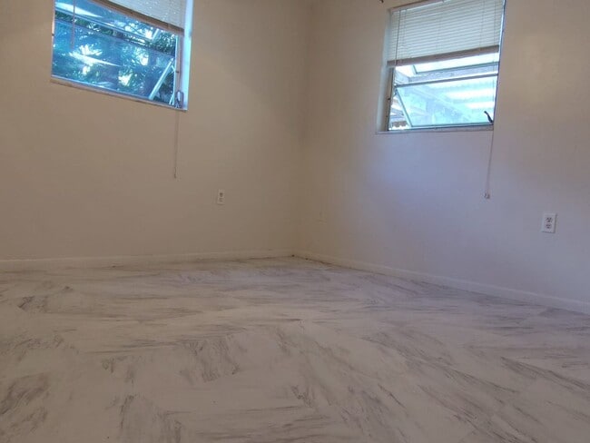 Building Photo - Quaint 2 bedroom 1 bath home with Florida ...