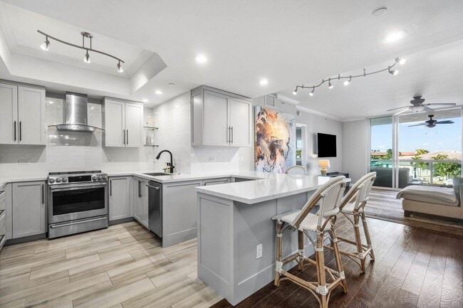 Building Photo - 2650 Lake Shore Dr