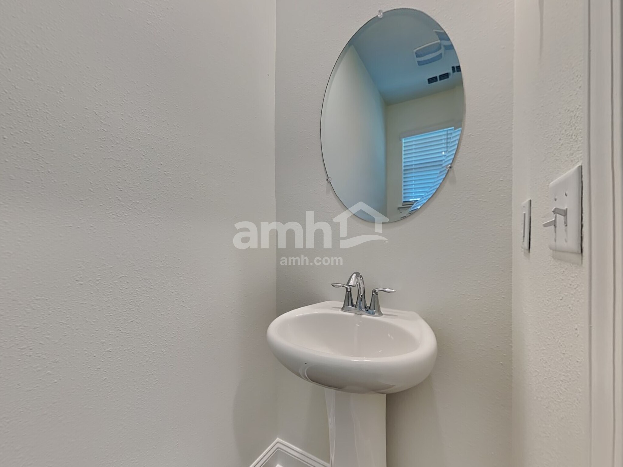 Building Photo - 559 Onate Cir